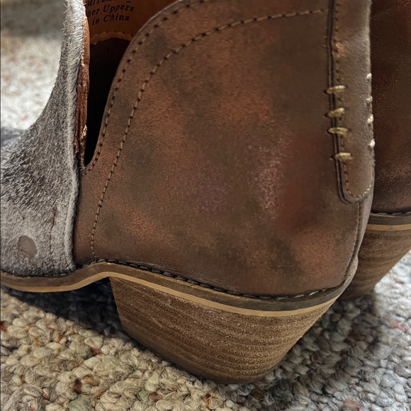 Stylish Gray Ankle Boots - Picture 6 of 7